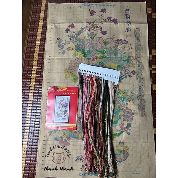 Tranh thêu chữ thập vải nâu bình hoa cổ kích thước 66x119cm