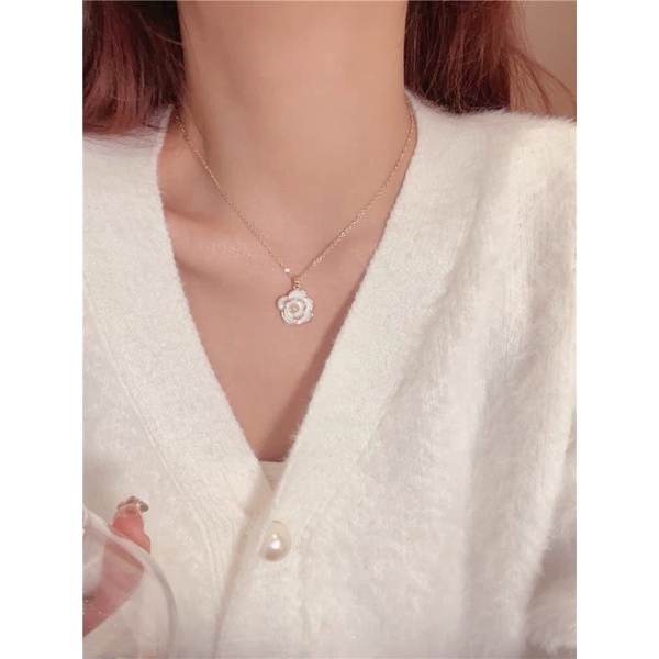 Dây chuyền nữ sợi vàng mặt hoa trà màu trắng thanh lịch V39