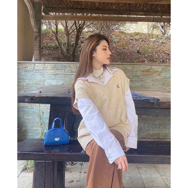 Áo gile len nữ sinh Jennie màu be vặn thừng một bên