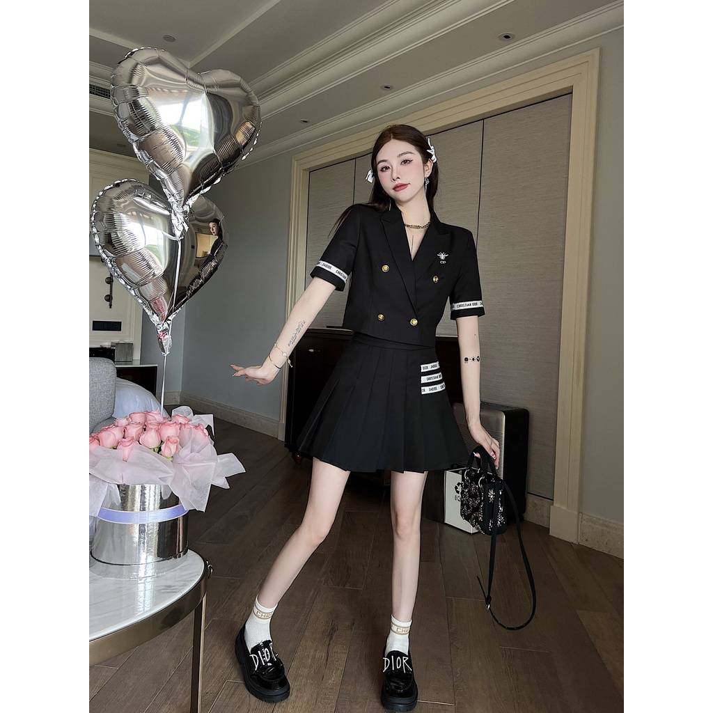 Set áo khoác ngắn tay thêu con ong và chân váy xếp ly thời trang cao cấp Dior CD thiết kế trẻ trung, cá tính