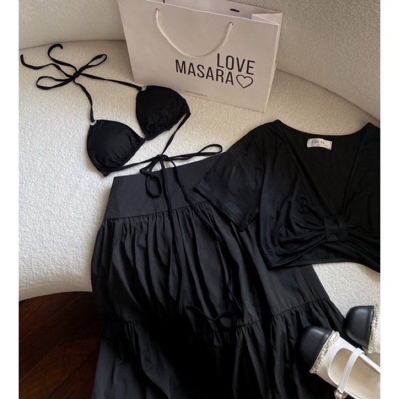 Set áo bra bikini kèm chân váy đen và áo croptop
