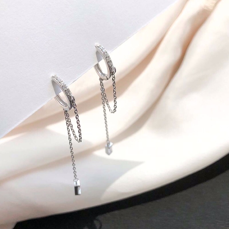 1 chiếc bông tai khoen rơi đá dài