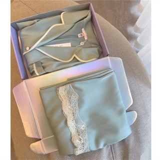 - Bộ đồ ngủ bằng lụa dài tay viền ren, quần dài viền ren