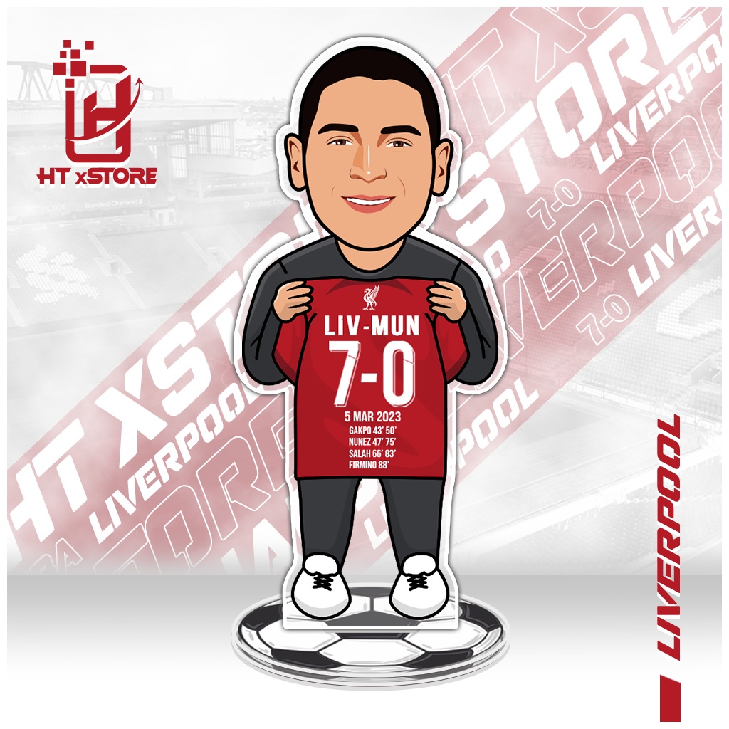 Mô hình standee in hình cầu thủ CLB Liverpool cầm áo bóng đá tỷ số 7-0, mô hình bóng đá để bàn làm quà tặng, trang trí