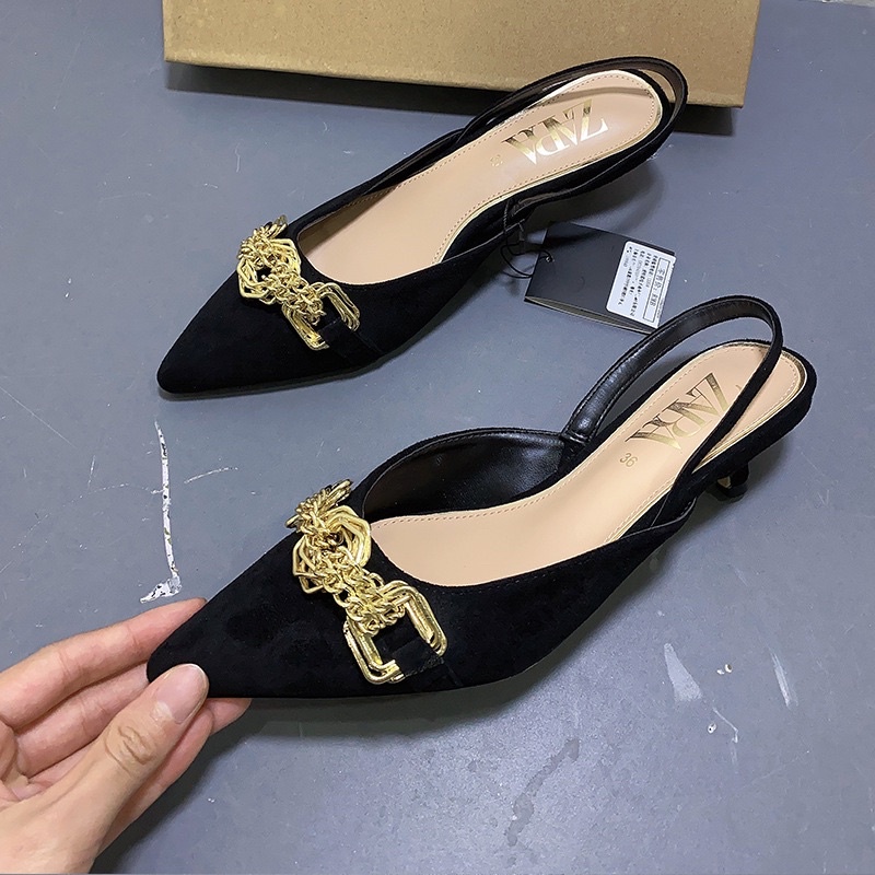 Giày Cao Gót Da Lộn Mũi Nhọn Đế Thấp Quai Xích Vàng Zr