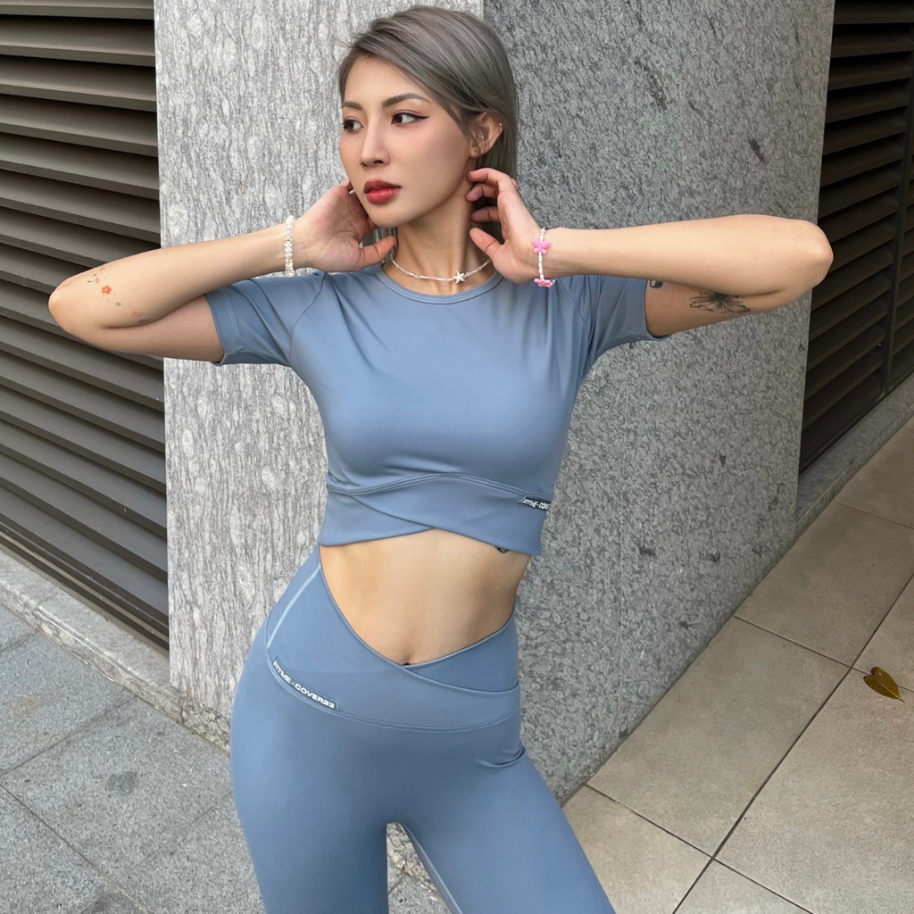 Bộ đồ thể thao tập gym yoga áo thun croptop quần legging phối xéo Fitme Cover23 Xám xanh