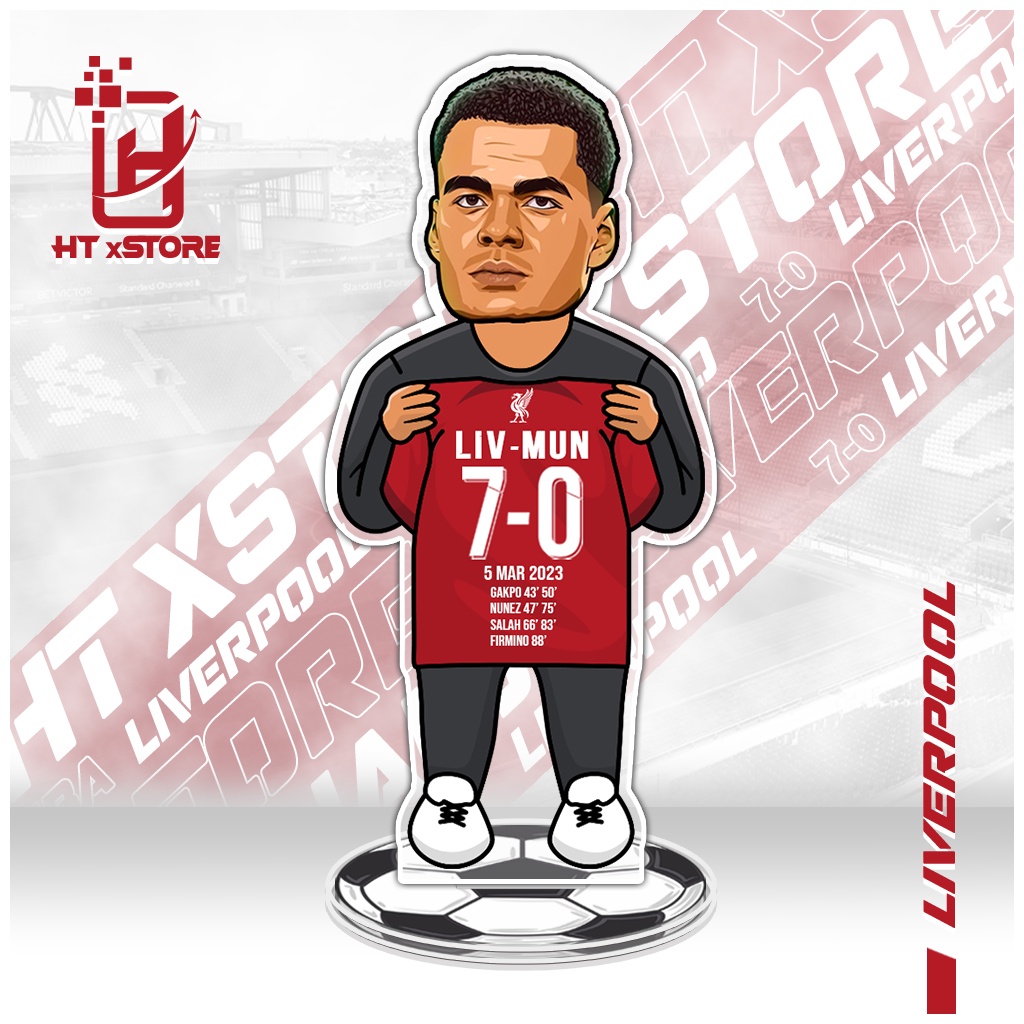 Mô hình standee in hình cầu thủ CLB Liverpool cầm áo bóng đá tỷ số 7-0, mô hình bóng đá để bàn làm quà tặng, trang trí