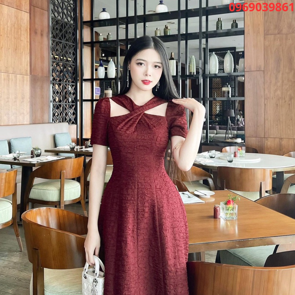 Váy Gấm Sang Chảnh Thiết Kế Độc Đáo Với Dây Chéo Trước Ngực Tạo Nét Phá Cách Đầy Lôi Cuốn