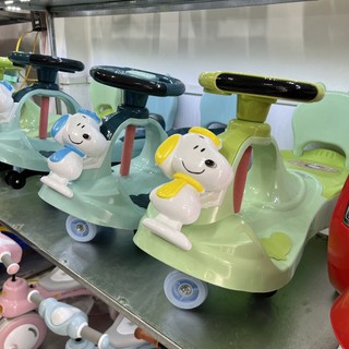 Xe lắc cho bé hình gấu snoopy