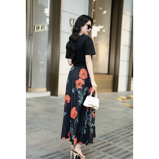 SET ÁO THUN COTTON LOGO RÕ ĐẸP+ CHÂN VÁY LỤA XẾP LY - HỌA TIẾT ĐEN TRẮNG SÀNH ĐIỆU