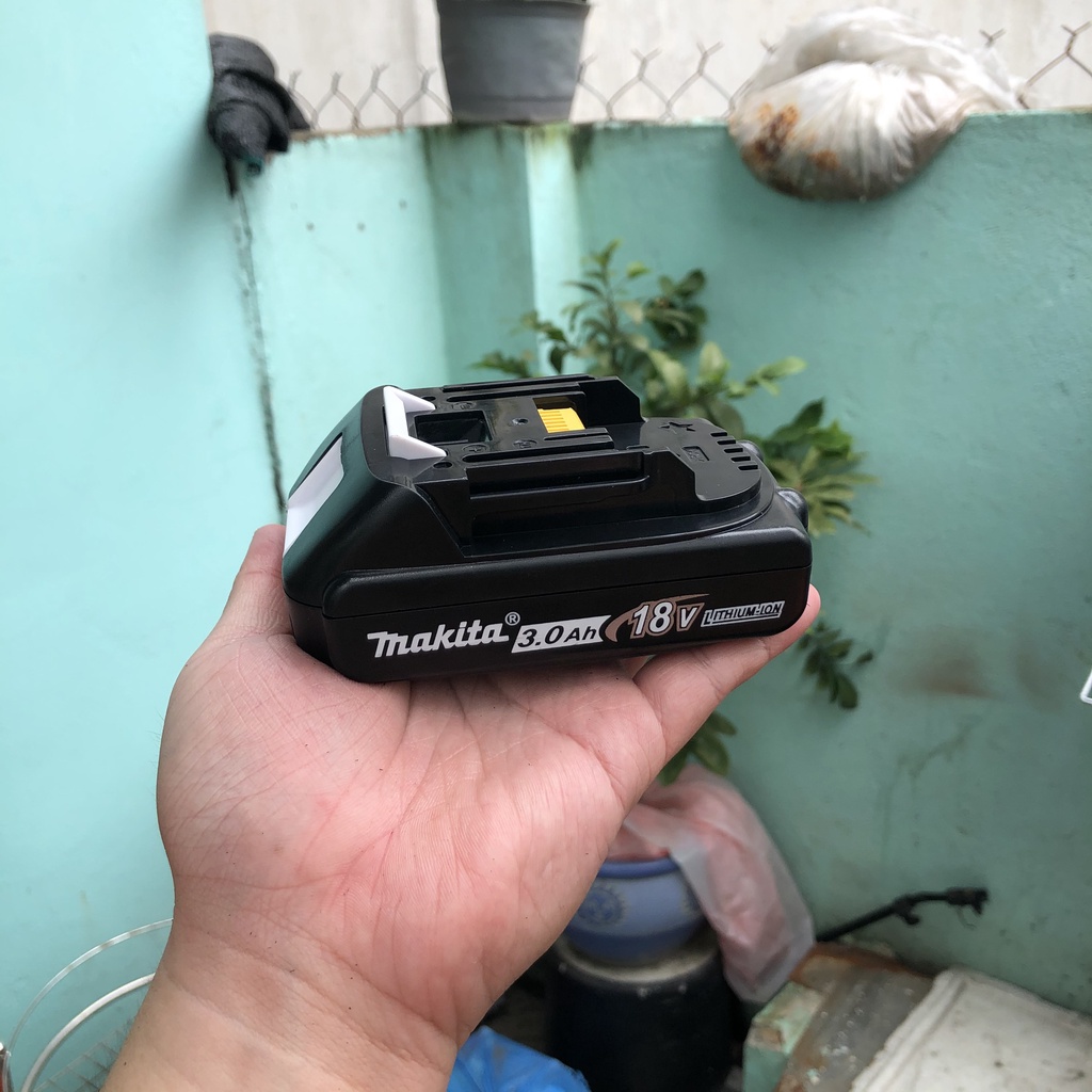 Pin Makita 18V 2.5 AH 1 hàng cell nhận sạc zin, led báo Pin như zin