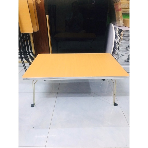 Bàn màu kẻ đen chân gấp gọn