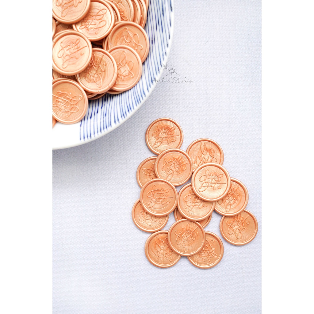 Con dấu sáp niêm phong thiệp cưới làm sẵn - mẫu Save the date màu Rose gold
