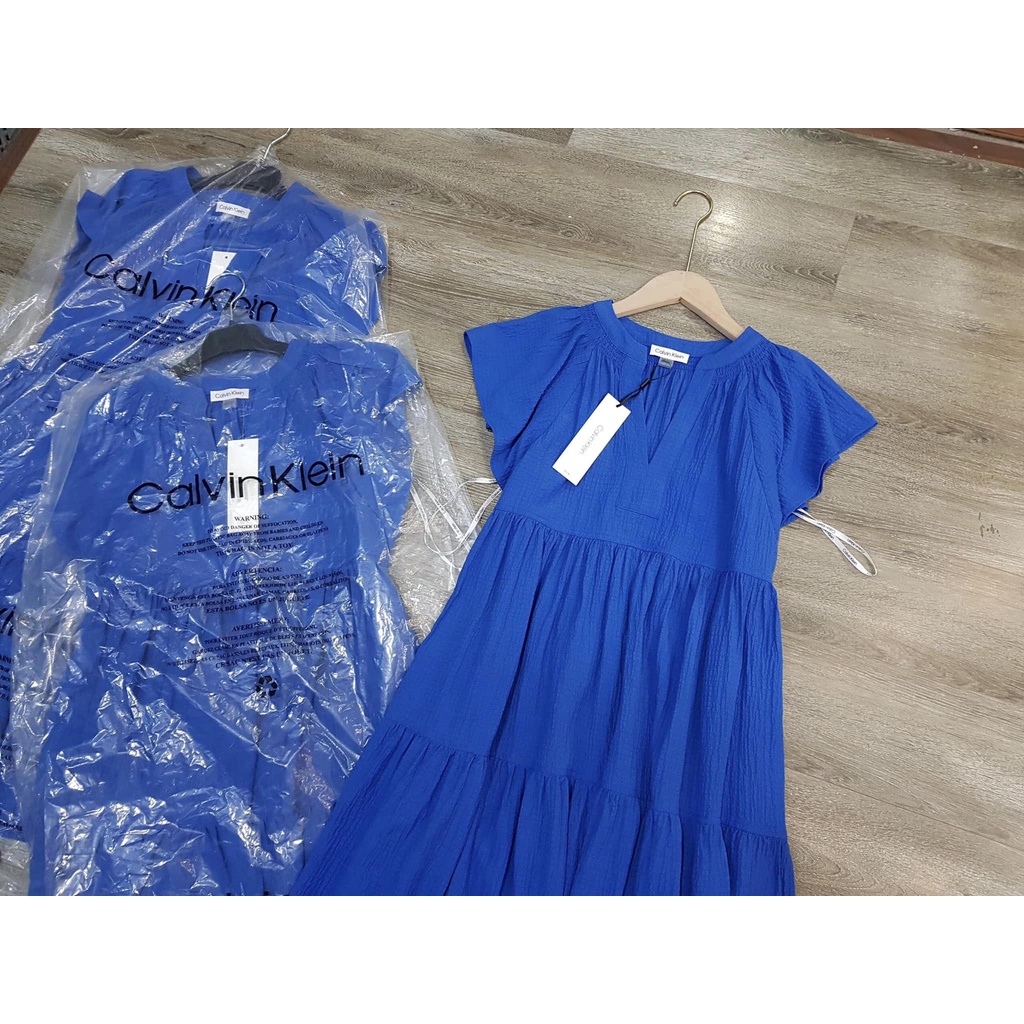 Váy CK màu xanh coban, kiểu tay cánh tiên