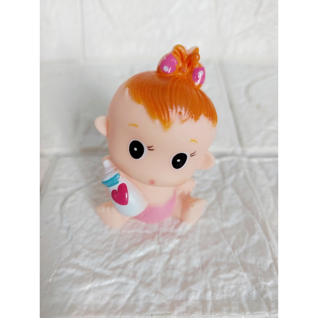 Bé gái ôm bình sữa