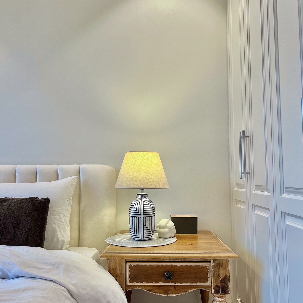 Đèn bàn phòng khách LART DBG021 thân trắng viền họa tiết đen sang trọng cho phòng ngủ phòng dưới 20m2