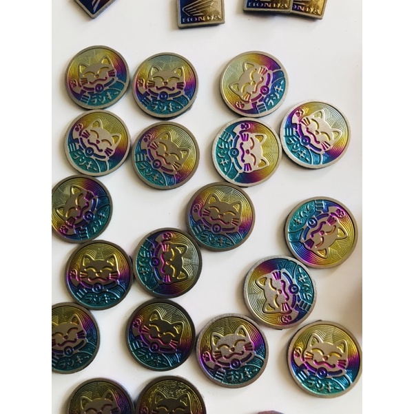 Tem titan mèo thần tài màu điện phân dán kiểu trang trí