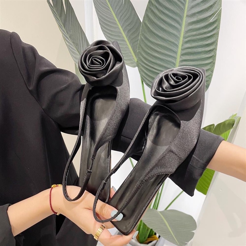 Giày bệt hoa hồng