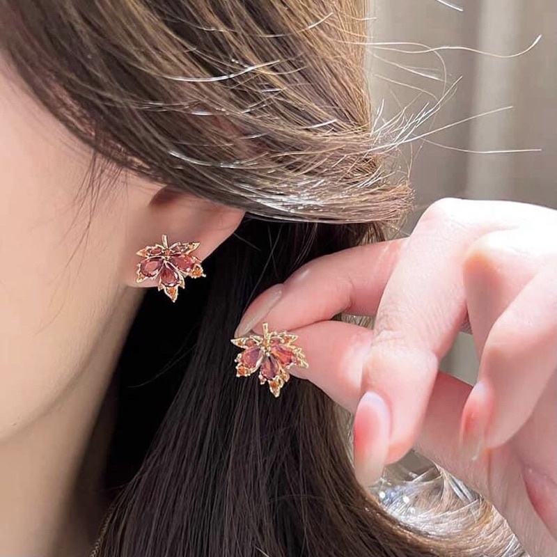 Bông tai hình lá phong đính đá zicorn màu nâu dễ thương cho nữ