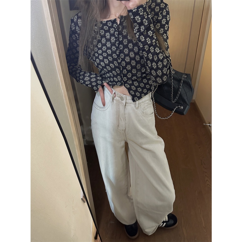 Set áo tay dài đen in hoa nhỏ dáng ngắn và quần jeans xám nhạt