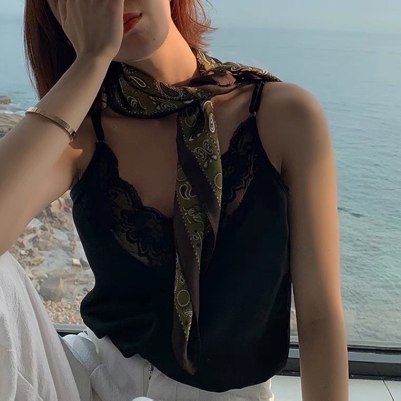 Bandana, Khăn lụa vuông hoạ tiết.