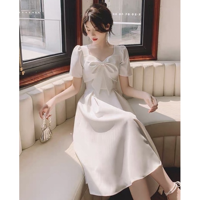 Đầm trắng phối nơ trước ngực