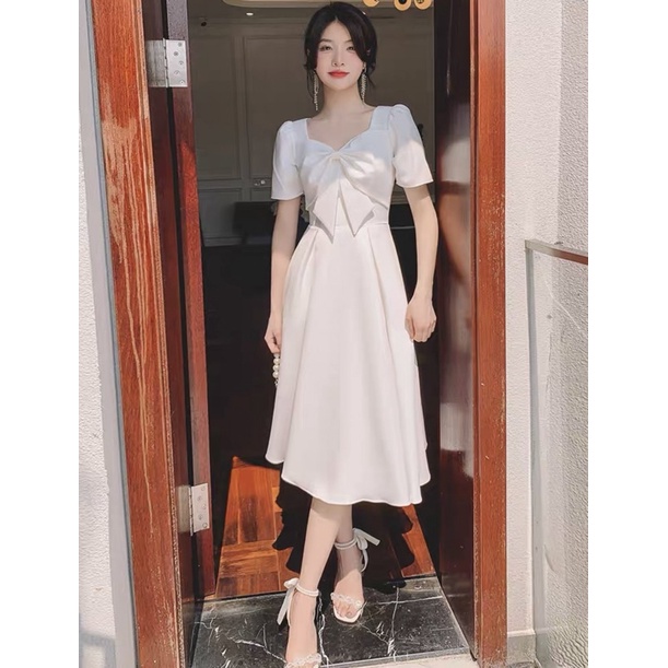 Đầm trắng phối nơ trước ngực