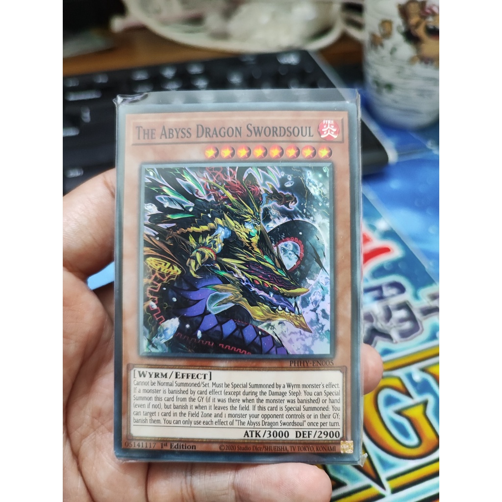 1 lá thẻ bài The Abyss Dragon Swordsoul - PHHY-EN005 - Super Rare 1st Edition
