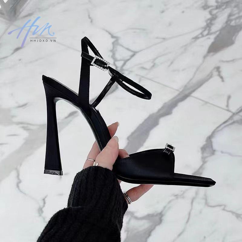 Sandal Cao Gót Hở Ngón Mũi Vuông Đính Đá Thiết Kế Mới Thời Trang Dành Cho Năm 2023