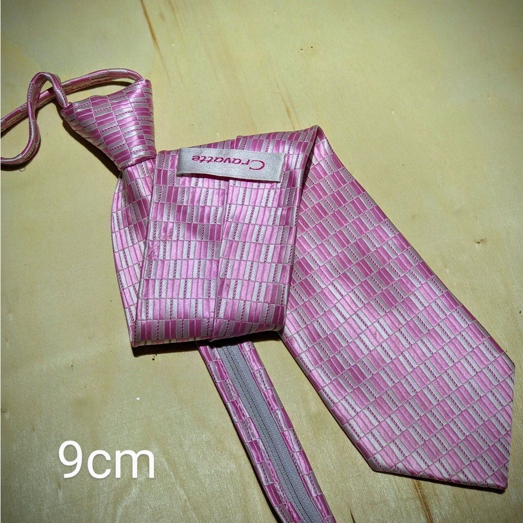 Cravat , cà vạt công sở thắt sẵn bản trung, lớn.