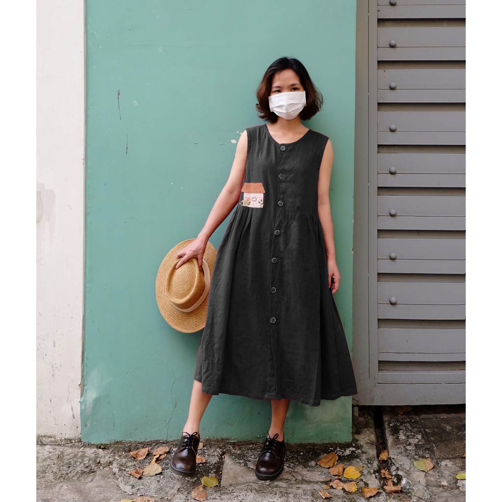 Đầm Nobi linen thêu sát nách kết nút gỗ xinh xắn - by Savanna