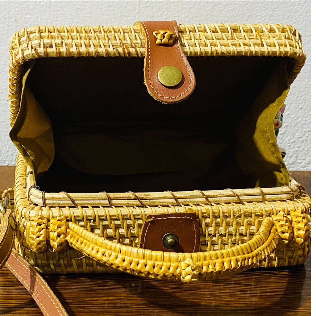 Túi xách mây tre đan, hình chữ nhật, có quai sách, kích thước 19x13h7, khóa bấm