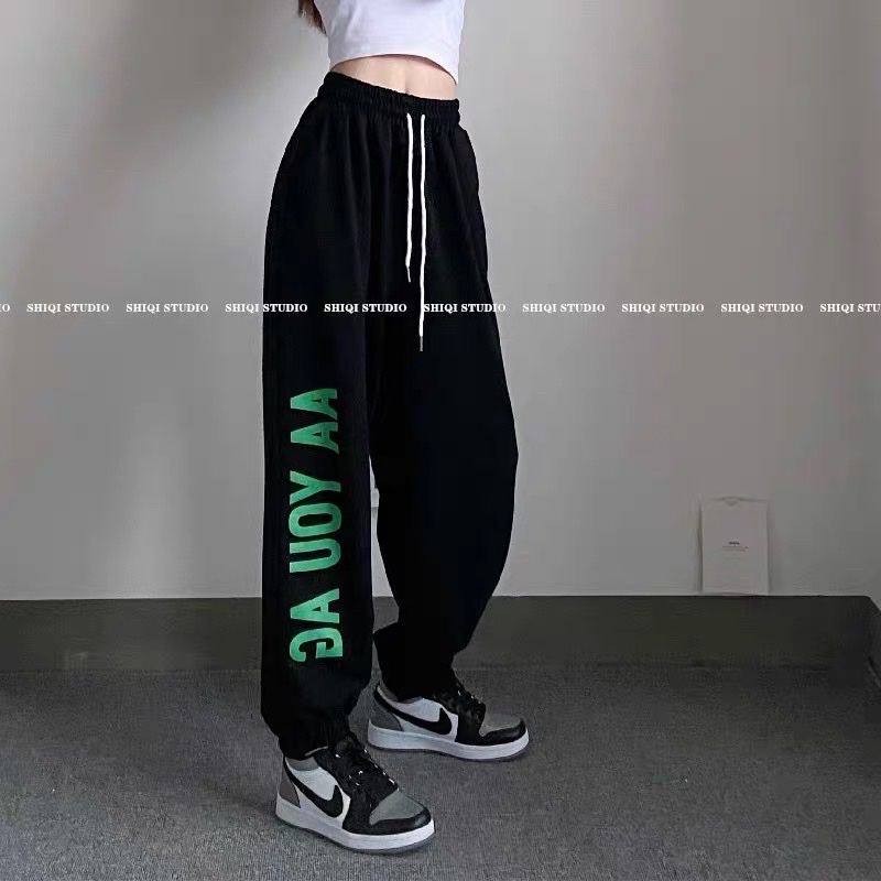 Quần bom bo gấu chun chữ AA YOU AG cực tôn dáng unisex đẹp, quần bom đen đẹp chữ xanh cá tính