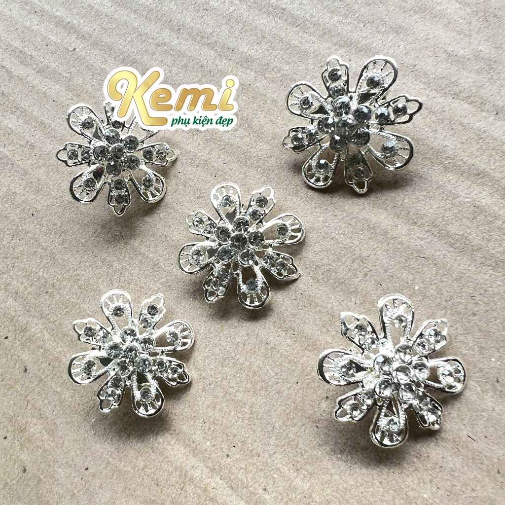 Ghim tag cài áo hình hoa bát cánh đính đá bling bling lấp lánh