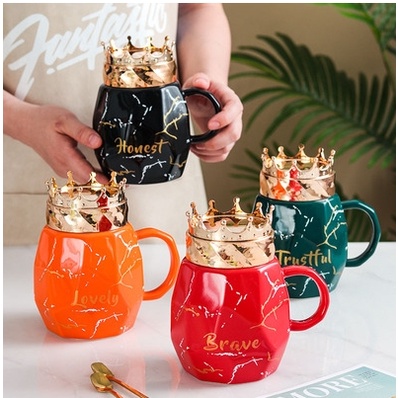 Cốc to uống nước, Cốc sứ đẹp, Quà lưu niệm, cute sang trọng, kèm nắp inox hình vương miệng