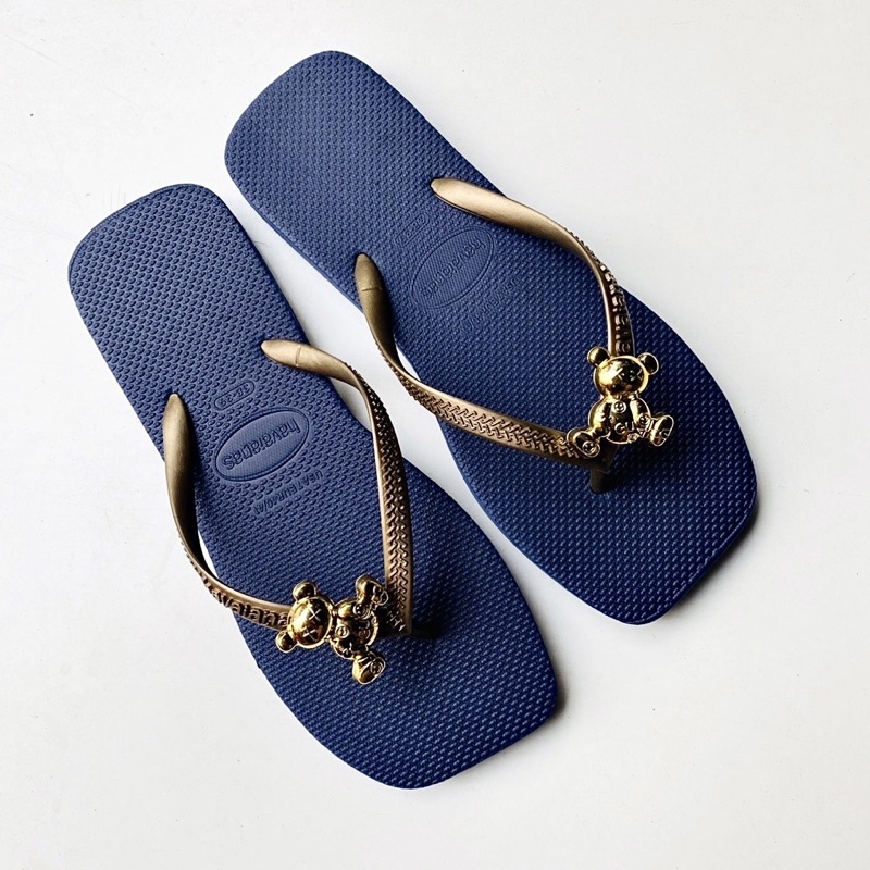 Dép kẹp xỏ ngón nữ đính charm gấu Bear thời trang cá tính, đế cao su bền bỉ êm ái nhiều màu lựa chọn.