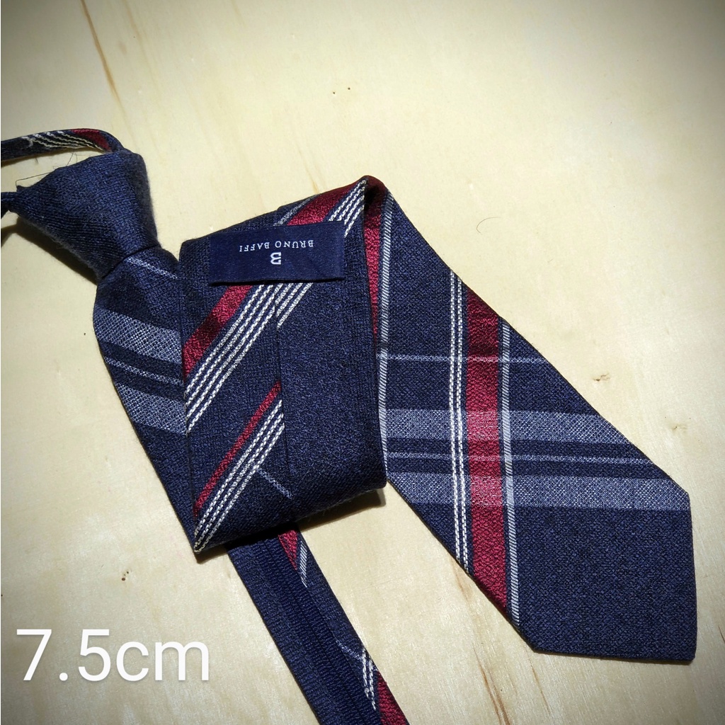 Cravat , cà vạt công sở thắt sẵn bản trung, lớn.