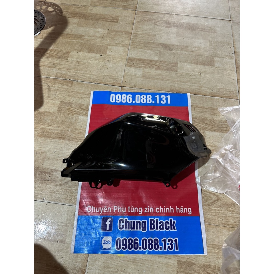 Ốp bình xăng trái R15V4 đen bóng zin chính hãng yamaha