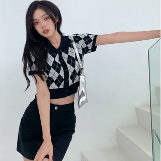 Áo croptop hoạ tiết ô trám