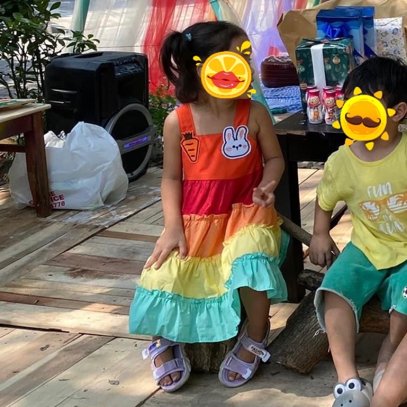 Váy 2 dây bé gái đi biển màu cầu vồng