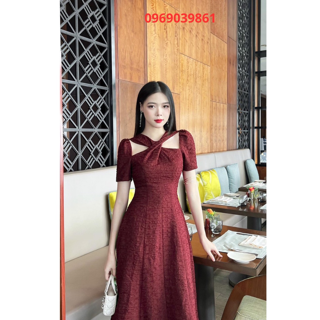 Váy Gấm Sang Chảnh Thiết Kế Độc Đáo Với Dây Chéo Trước Ngực Tạo Nét Phá Cách Đầy Lôi Cuốn