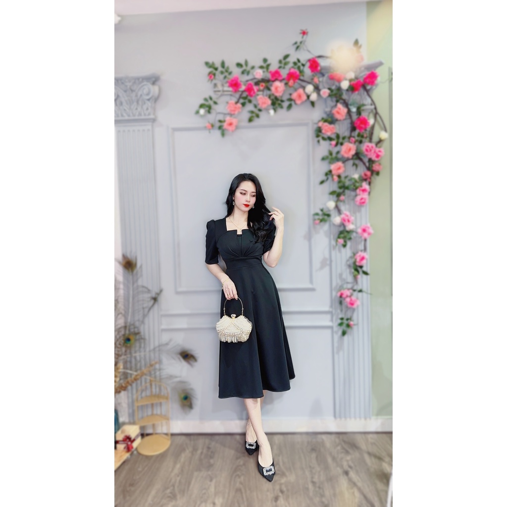 Da1545 . Váy đen xòe. Ngực cách điệu tay phồng. Vải poly co giãn siêu nhiều. Vải dày mềm ko nhăn.