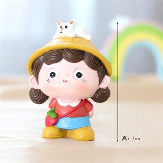Bé gái mũ vàng đội cún túi dâu tây sứ
