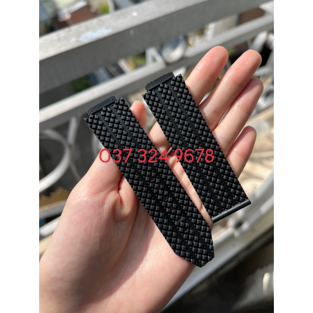 Dây đồng hồ HBT case 45mm cao su sọc hạt đen size dây A = 17, B = 25, C = 22
