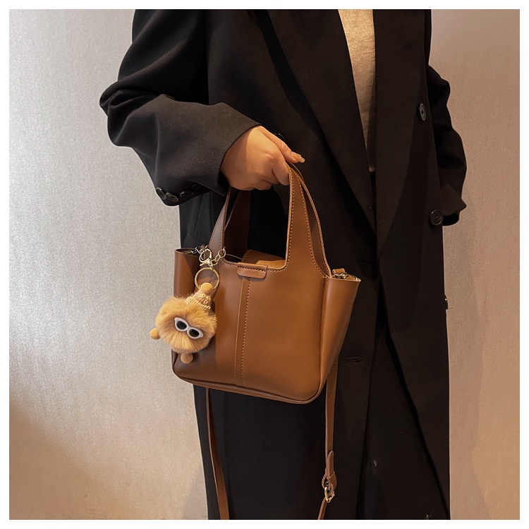 Túi Quái Xách Nữ Có Dây Đeo Chéo Giỏ Nữ Trơn Kèm Thú Bông Siêu Xinh - ViVi