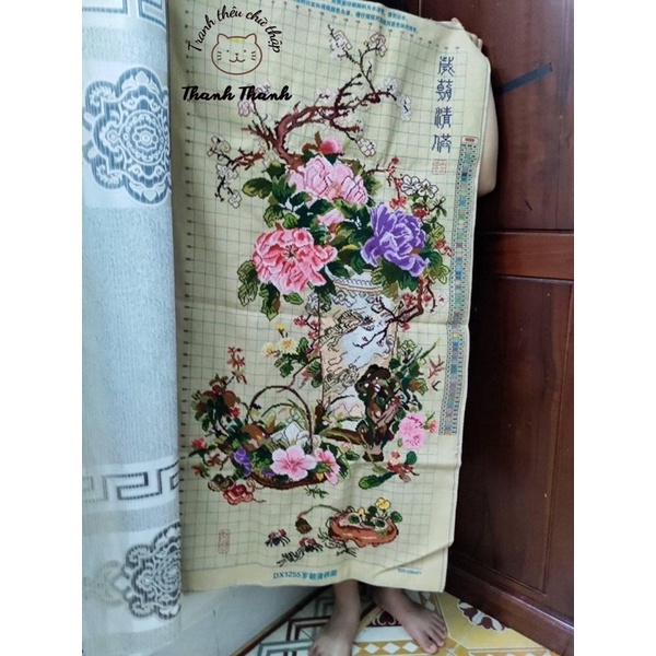 Tranh thêu chữ thập vải nâu bình hoa cổ kích thước 66x119cm