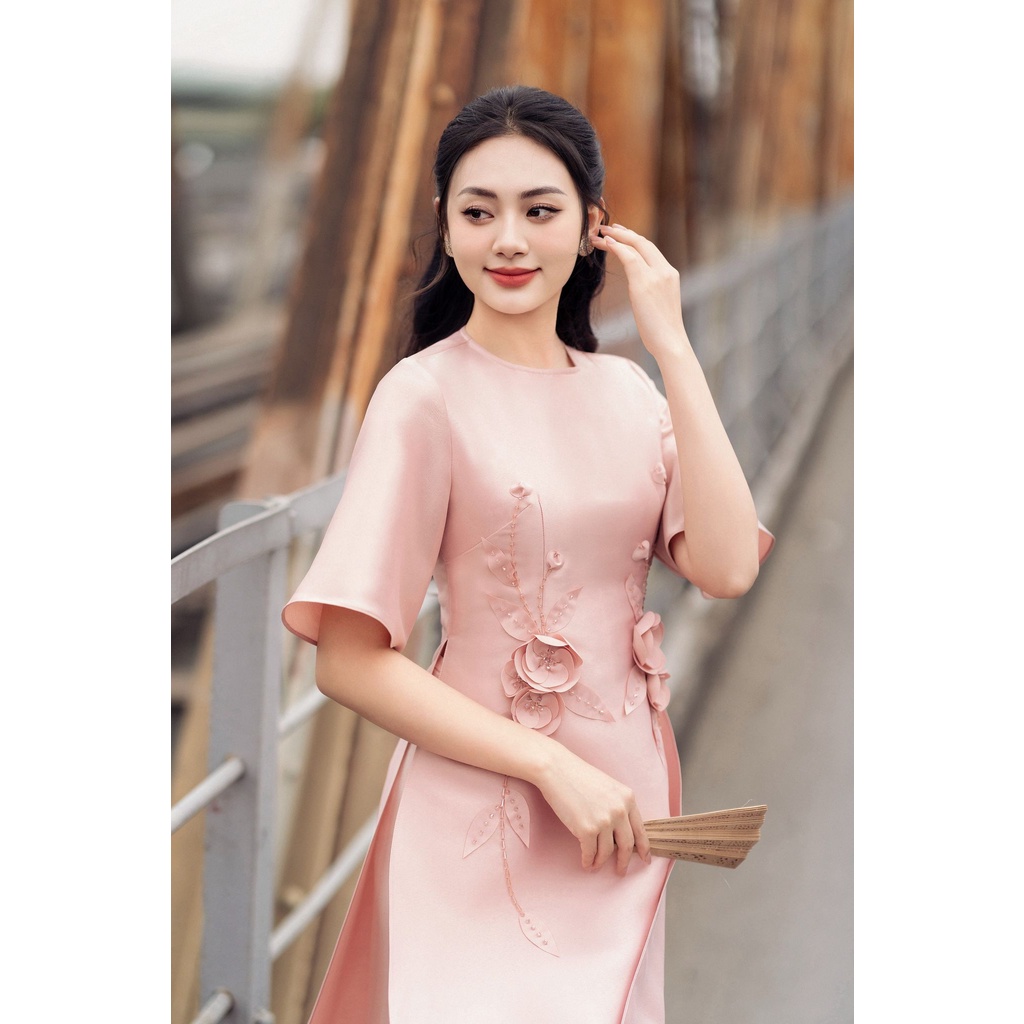 Áo dài truyền thống Lamia Design AD105 vải tafta cao cấp màu hồng pastel phối hoa đính đối xứng