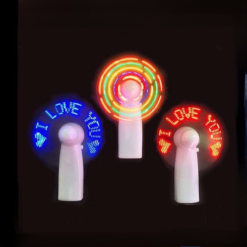 QUẠT CẦM TAY MINI (CÓ ĐÈN LED CHẠY CHỮ TỰ ĐỘNG DÙNG 3 VIÊN PIN AAA)