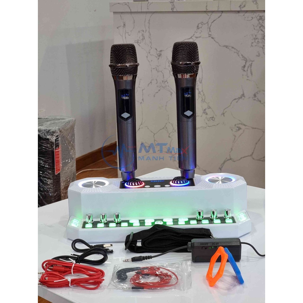 Soundcard kèm Audio X20 PRO giúp bạn tạo ra các bản thu âm chuyên nghiệp loa tích hợp kèm 2 micro không dây độc đáo