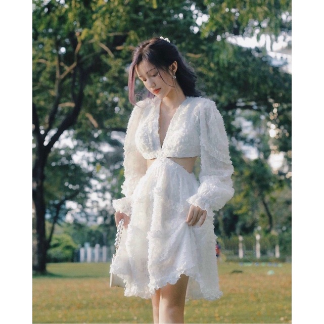 ĐẦM TRẮNG LÔNG CỔ V VŨ CUT-OUT EO